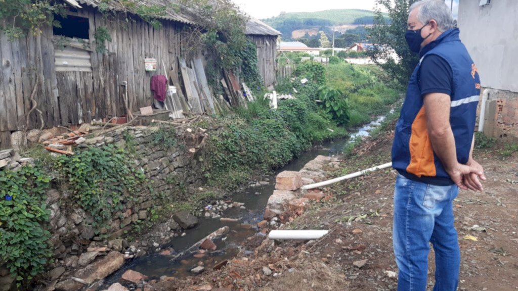 Defesa Civil de Lages intervém para construção de muros de contenção