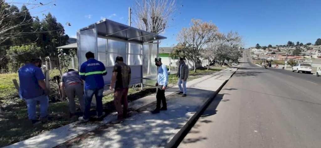 Prefeitura substitui abrigos para passageiros em pontos de parada de ônibus