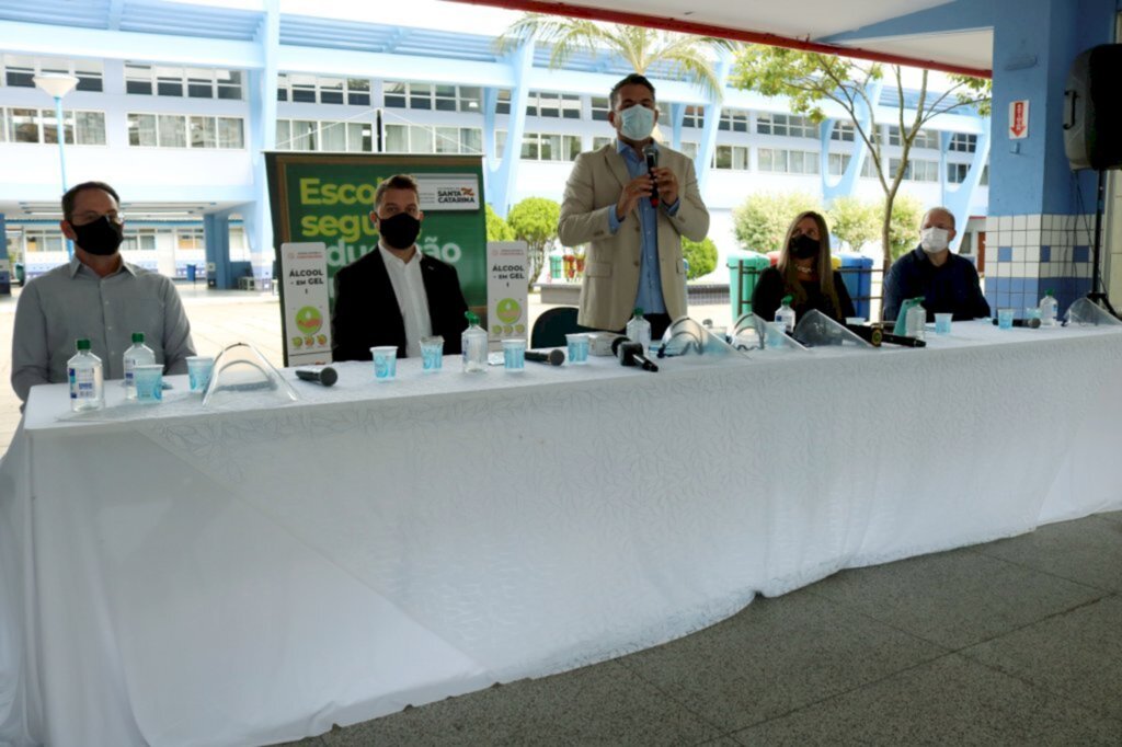 Murici Balbinot/RCN - Secretaria apresentou informações em ato em escola de Florianópolis