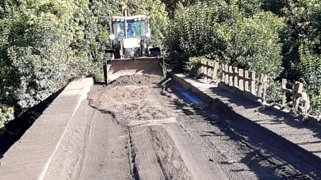 Defesa Civil remove lama acumulada sobre a ponte de acesso a Guará