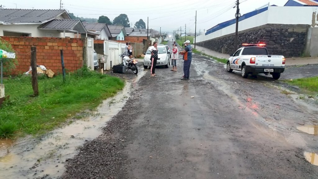 Defesa Civil atende ocorrências em doze bairros atingidos pela chuva desta terça-feira