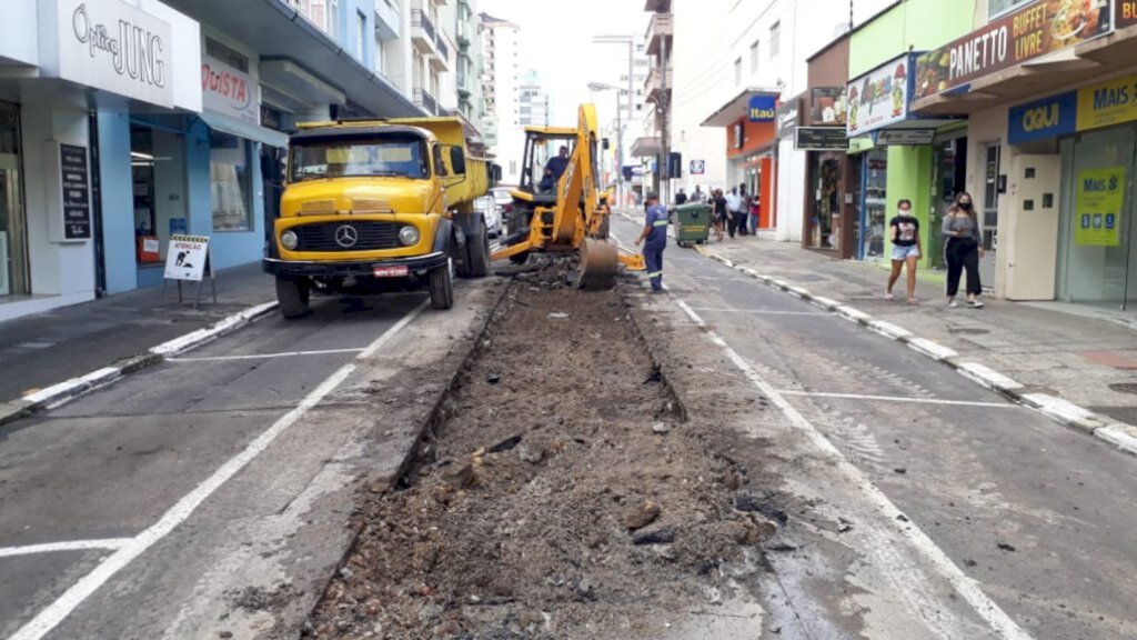 Trânsito interrompido em trecho da Coronel Córdova que se encontra em obras