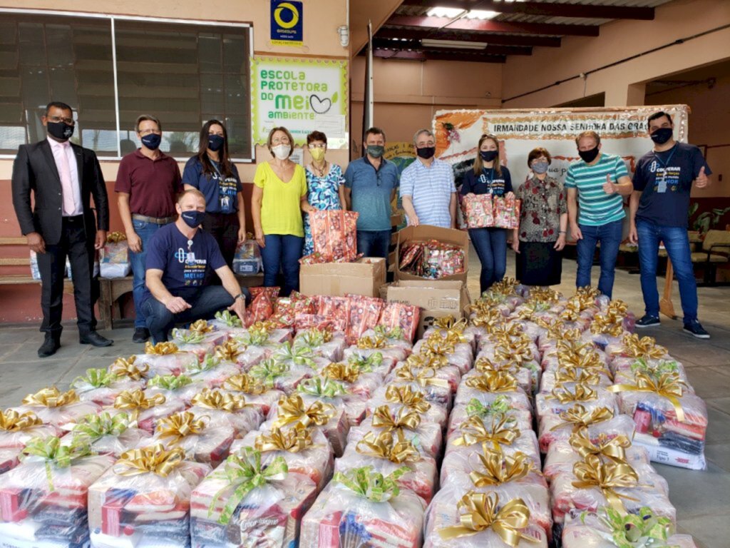 CDL Lages entrega doações da Campanha Árvore dos Desejos