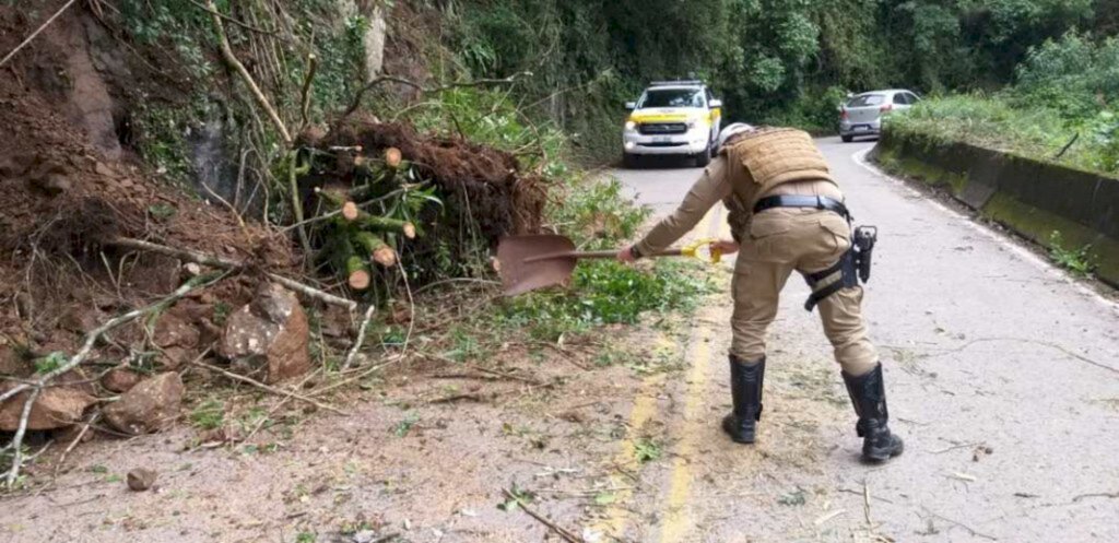 Queda de barreira deixa tráfego na Serra do Rio do Rastro em meia pista