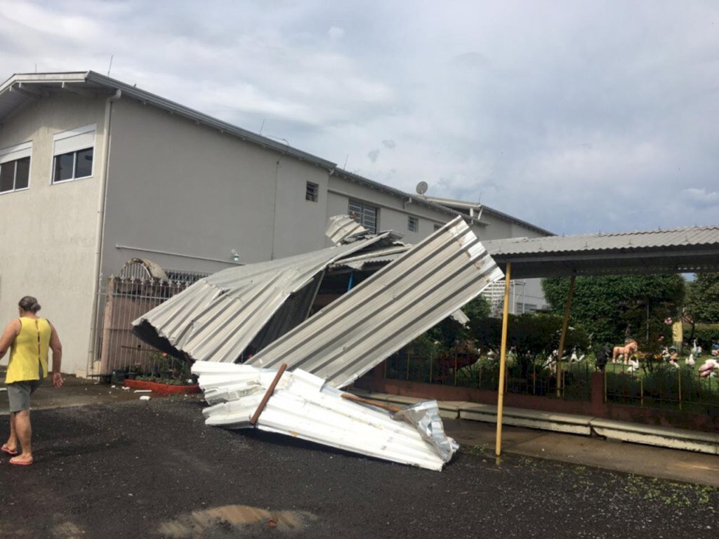 Defesa Civil Municipal atende ocorrências ocasionadas pela chuva da tarde deste sábado em Lages