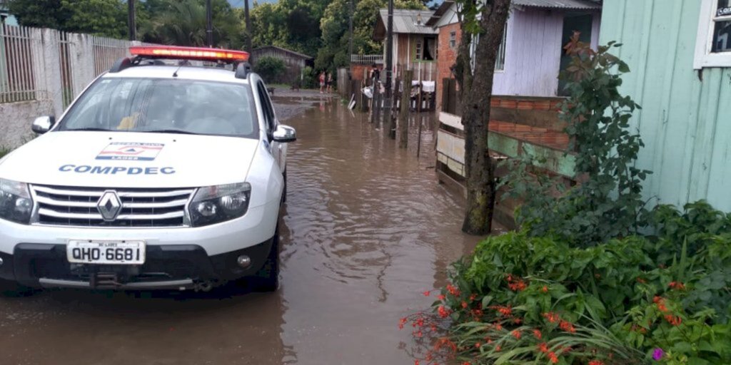 Defesa Civil Municipal presta atendimentos à população afetada por chuva forte de sábado