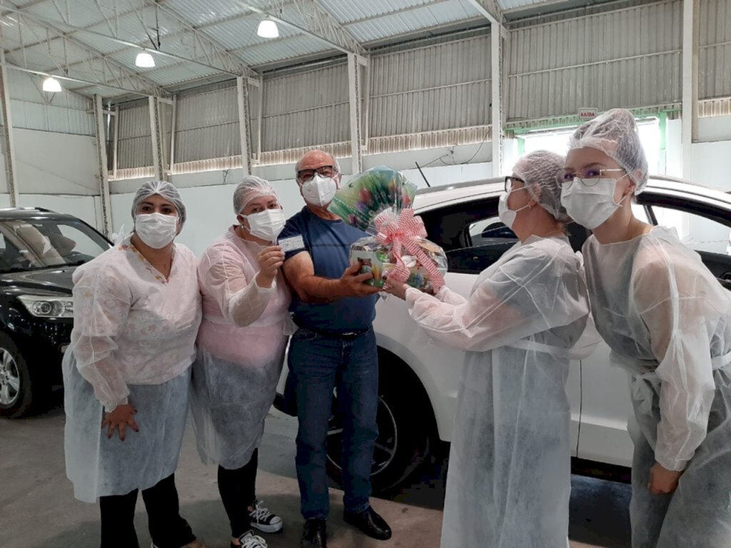 Idosos de 70 anos fazem fila para se vacinar neste sábado e domingo