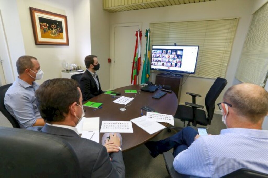 Julio Cavalheiro / Secom - Governador Carlos Moisés em webconferência com prefeitos de SC