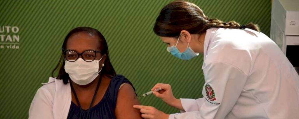  - Mônica Calazans foi a primeira brasileira a ser vacinada