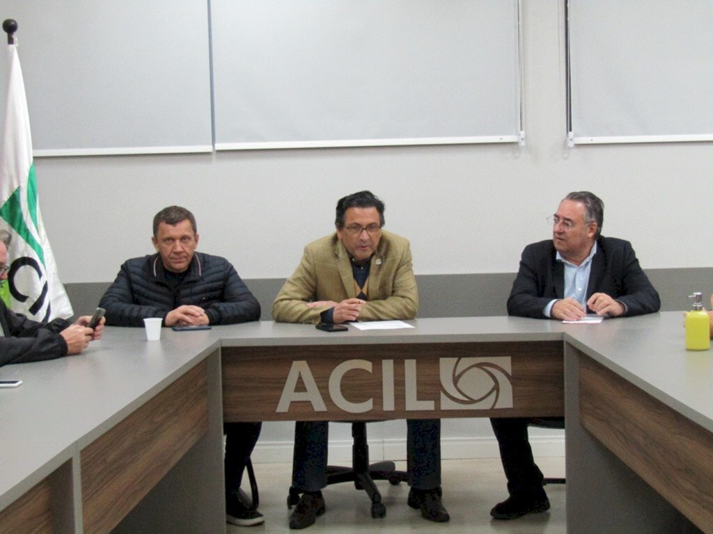 Empresários da ACIL conversam com ex-governador Raimundo Colombo sobre panorama político