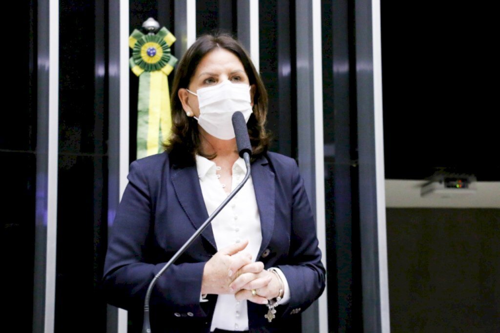 Carmen quer urgência na votação do piso salarial da enfermagem