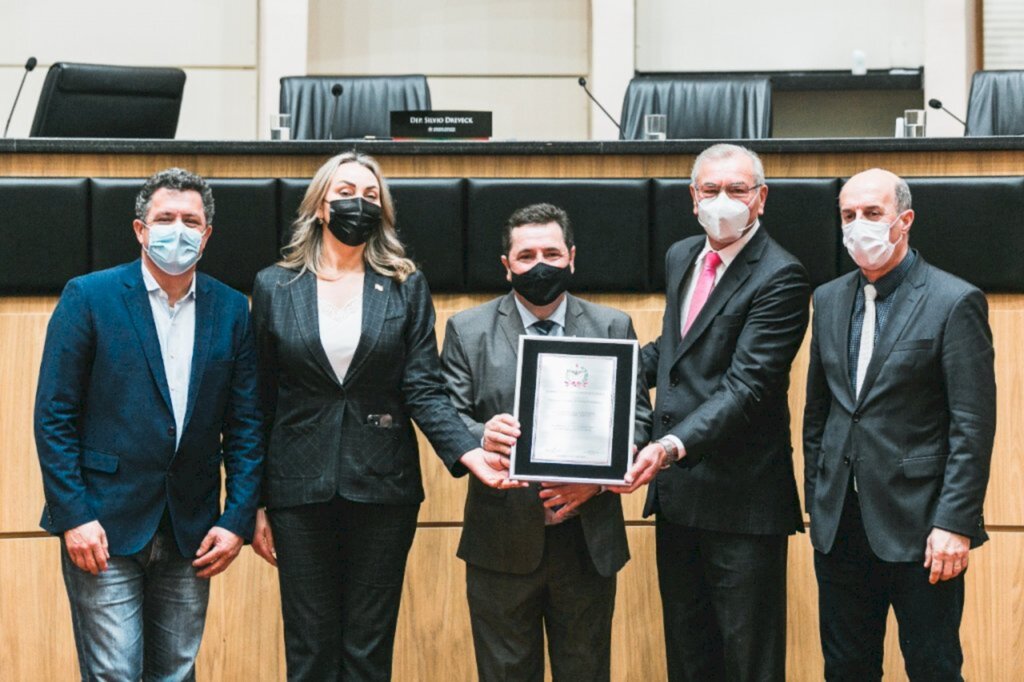 Bruno Collaço/Agência AL - Presidente José Roberto Deschamps recebeu a homenagem das mãos da vice-governadora Daniela Reinehr e dos deputados Silvio Dreveck, Ivan Naatz e José Milton Scheffer