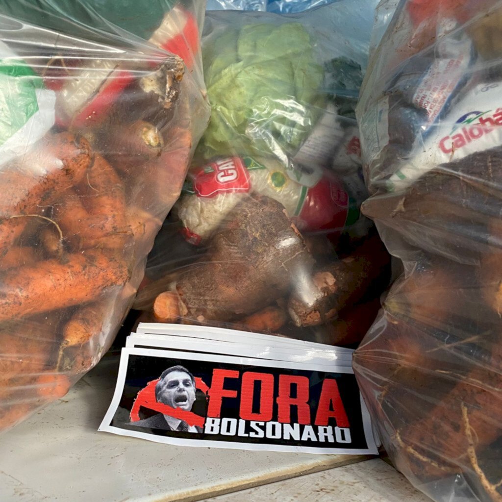 Frente Fora Bolsonaro de Lages faz distribuição de alimentos