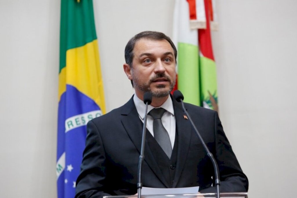 Governador Carlos Moisés anuncia desfiliação do PSL e ficará sem partido