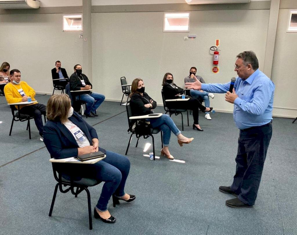 Em palestra para vereadores, Colombo defende política mais próxima às pessoas