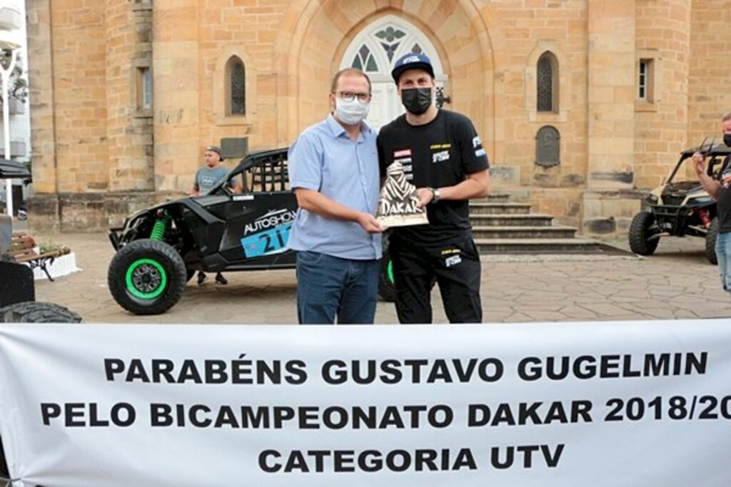 Lageano bicampeão mundial do Rally Dakar, Gustavo Gugelmin é recebido com festa na cidade