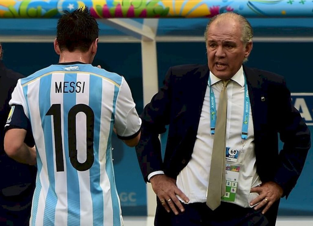  - Com Messi em campo, o técnico foi vice-campeão do mundo pela Argentina