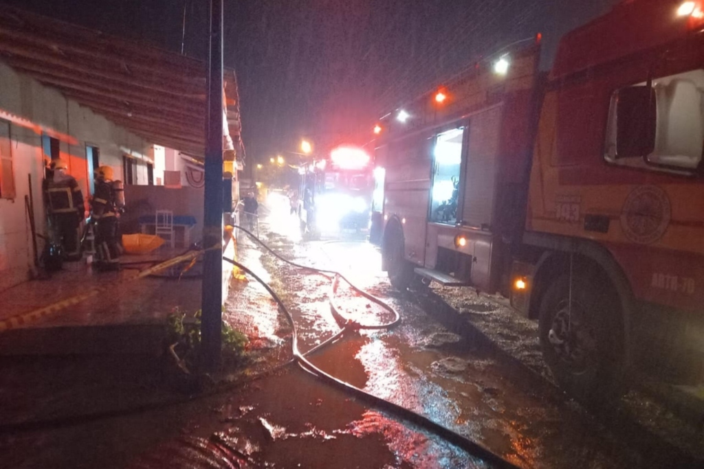 Bombeiros combatem incêndio em residência em Gravatal