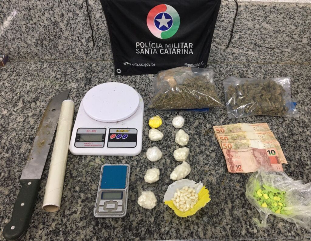 Polícia localiza depósito de drogas e apreende maconha, crack e ecstasy em Tubarão