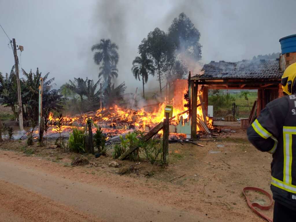 Morador tem prejuízo de cerca de R$ 70 mil após casa ser destruída por incêndio