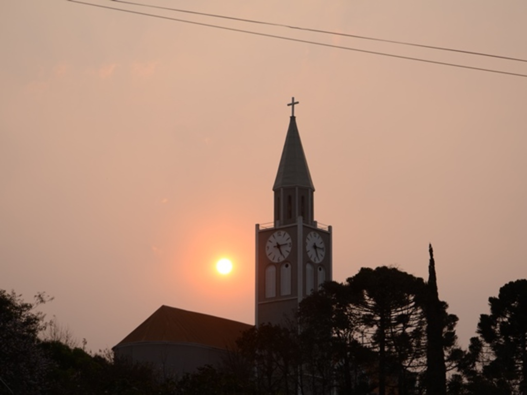 Sol com aumento de nuvens e geada