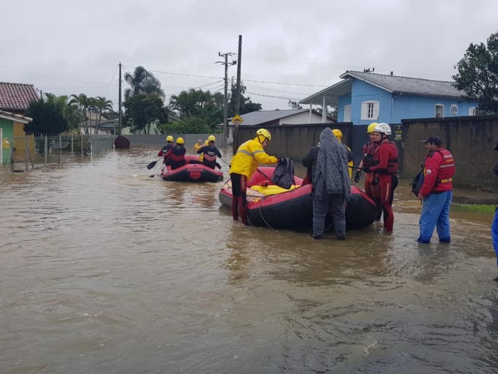 VÍDEO: Após impacto de ciclone em SC, Defesa Civil recomenda à população que evite sair de casa