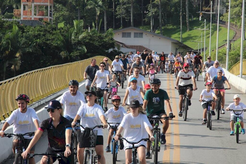 Confira imagens do 7º Passeio Ciclístico do Jornal Metas