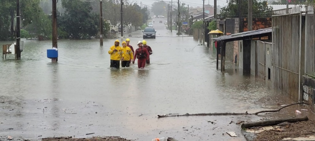 Chuvas causam ocorrências em 51 municípios de SC e deixam 29 desalojados