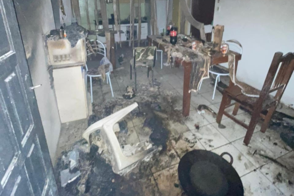 Oito pessoas são levadas ao hospital após incêndio em cozinha de residência
