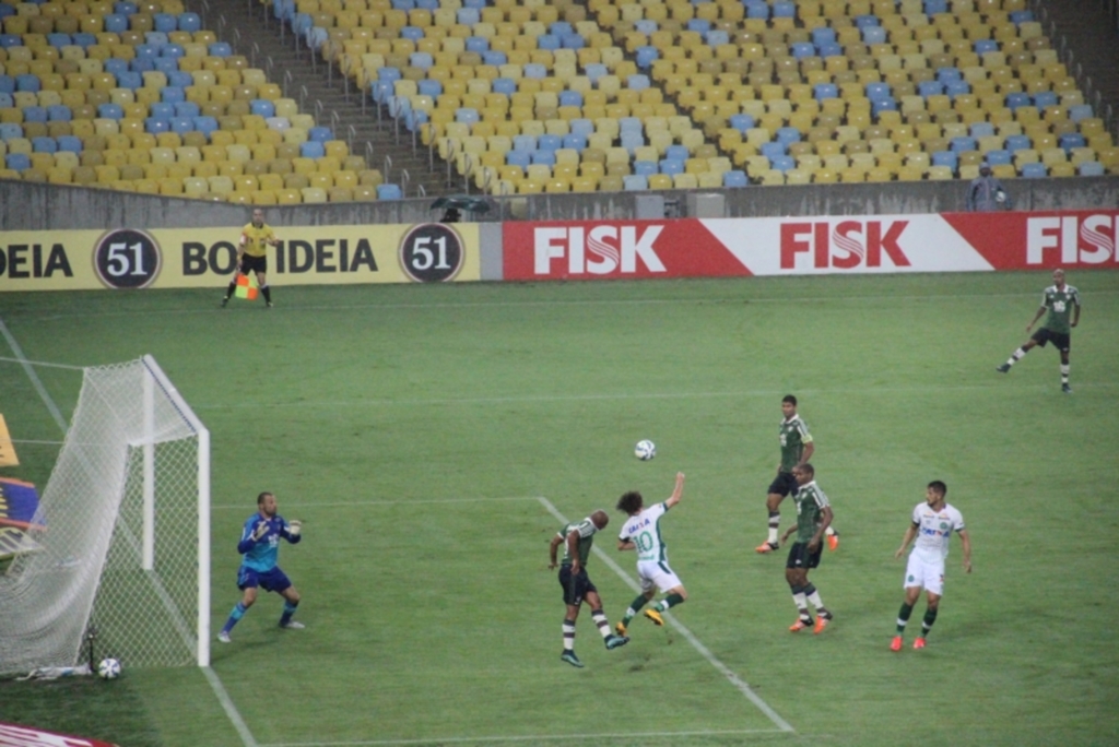 Chapecoense marca três e vence o Fluminense no Maracanã