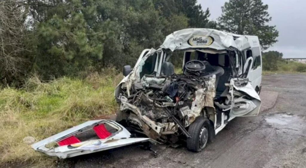 Van com professores bate contra caminhão e ao menos 7 morrem