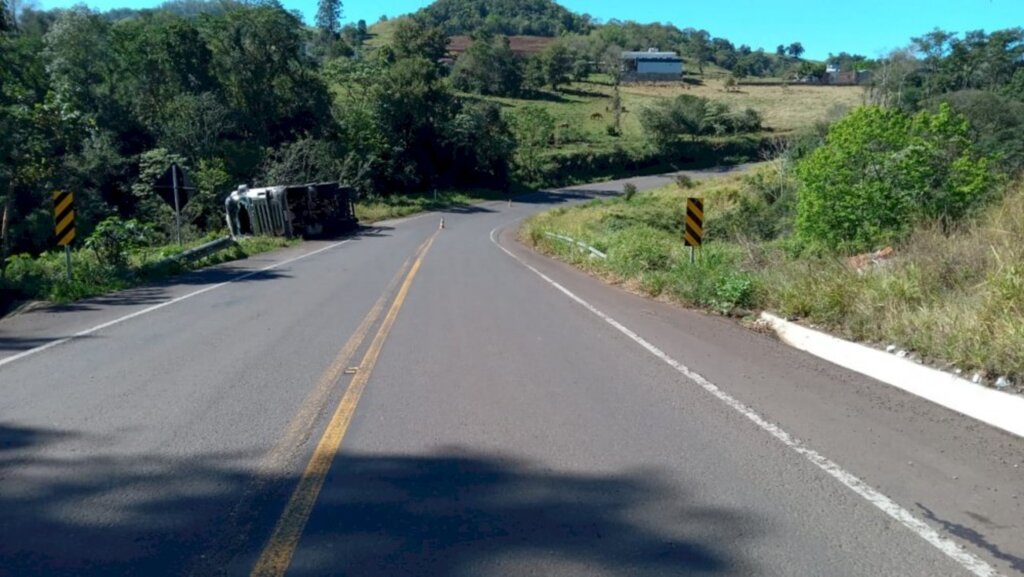 Motorista gravemente ferido em tombamento de carreta na SC-161