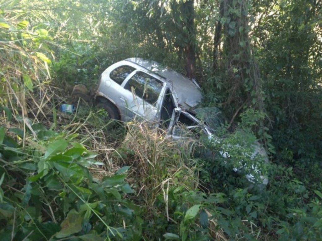 Colisão frontal deixa jovem ferida na BR-282