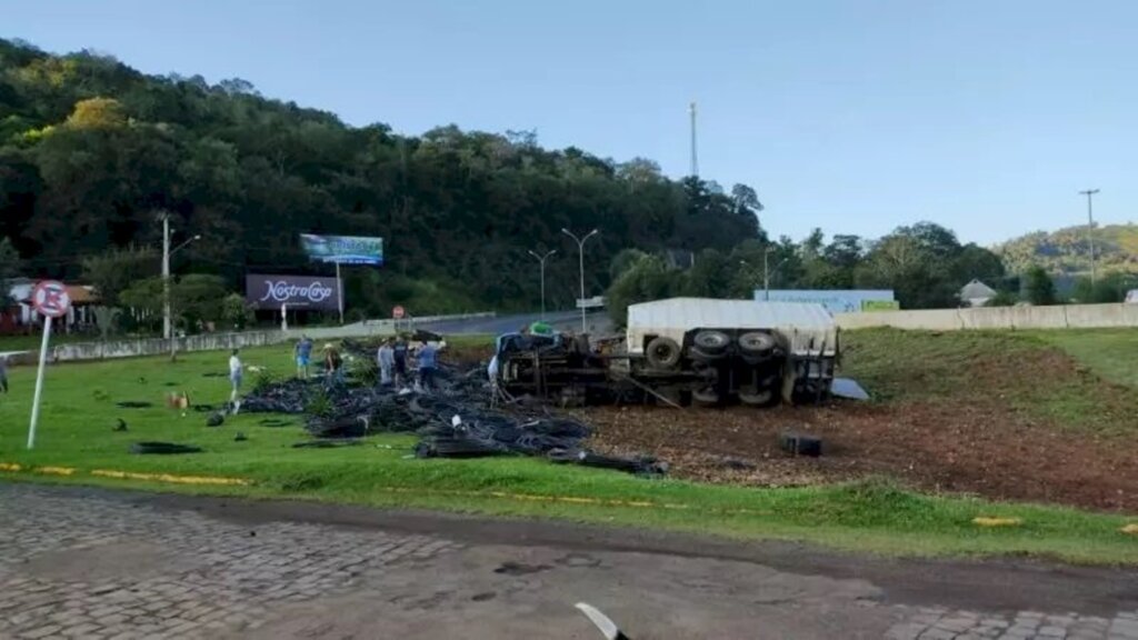 Caminhão tomba e deixa feridos no Goio-Ên