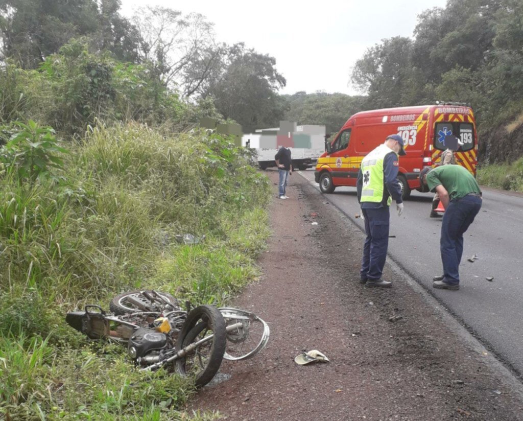 Motociclista morre em colisão frontal com caminhão na SC163