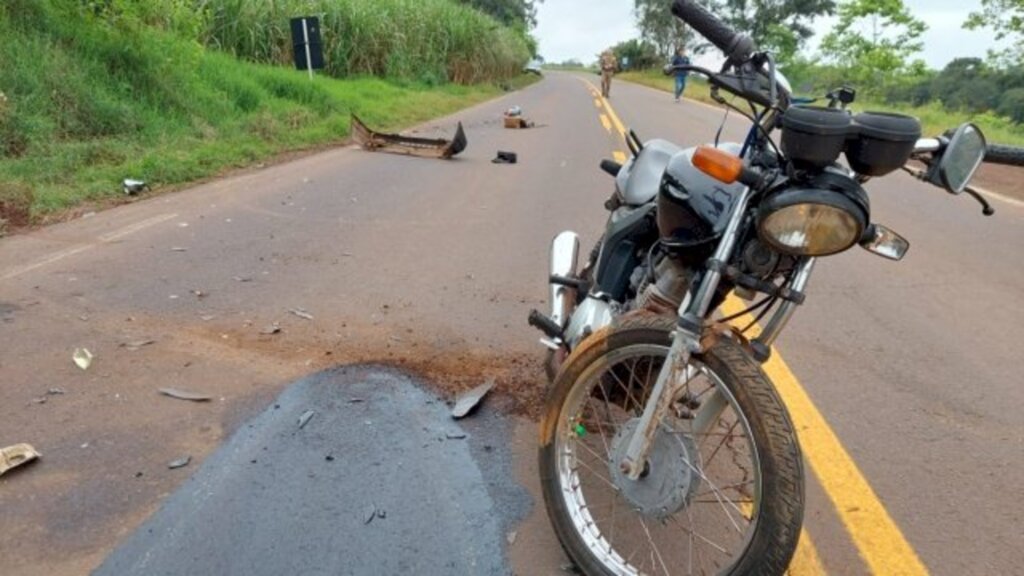 Motociclista gravemente ferido em colisão frontal