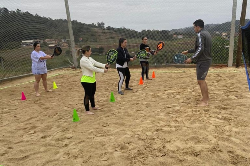 Secretaria de Esportes promove aulas de beach tennis em Sangão