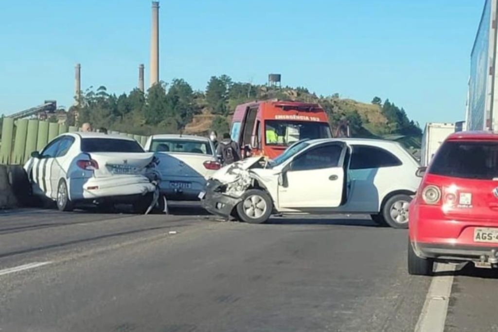 Engavetamento entre três carros causa filas na BR-101, em Capivari de Baixo