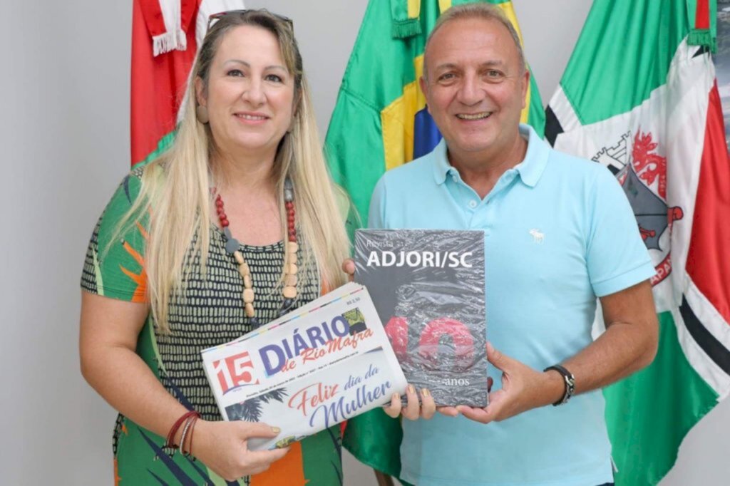 Revista da Adjori/SC  chega às mãos do prefeito de Papanduva, Luiz Henrique Saliba