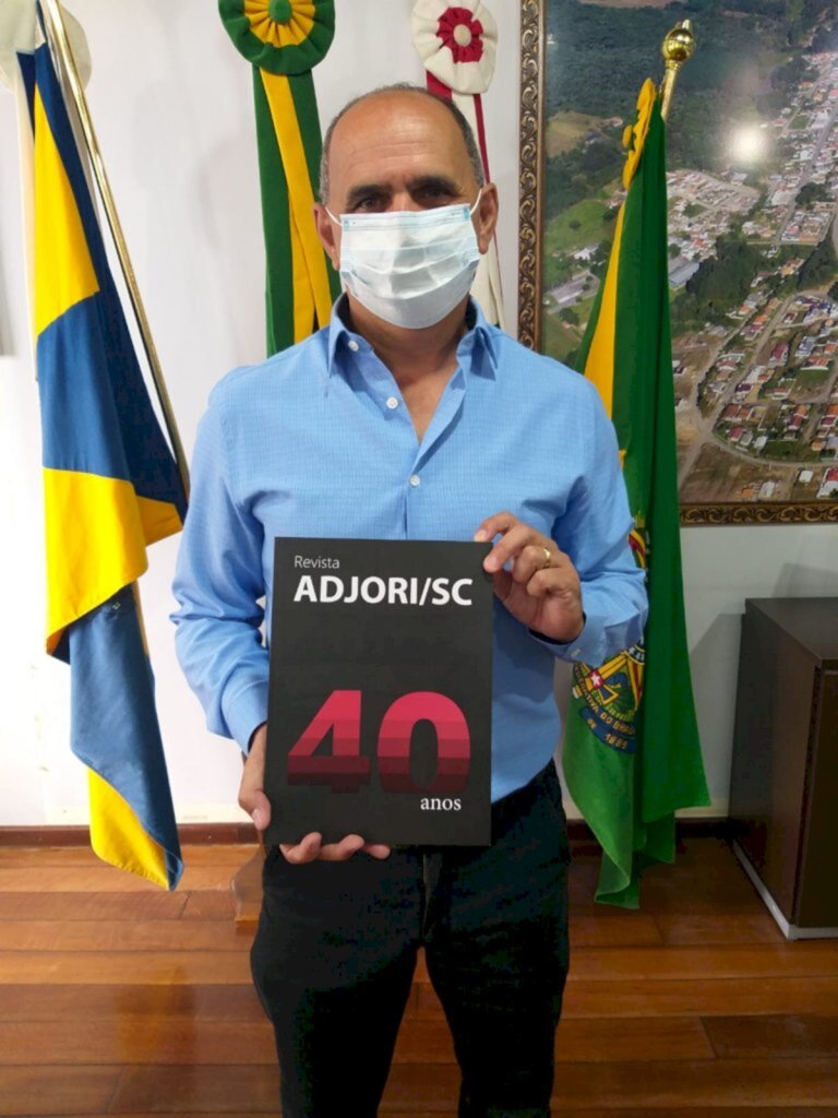 Revista da Adjori/SC 40 Anos é entregue ao prefeito de Itaiópolis, município do Norte catarinense
