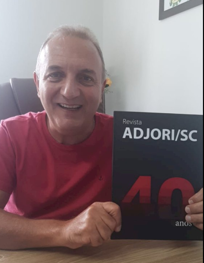 Revista Adjori/SC 40 Anos chega às mãos do prefeito de Papanduva