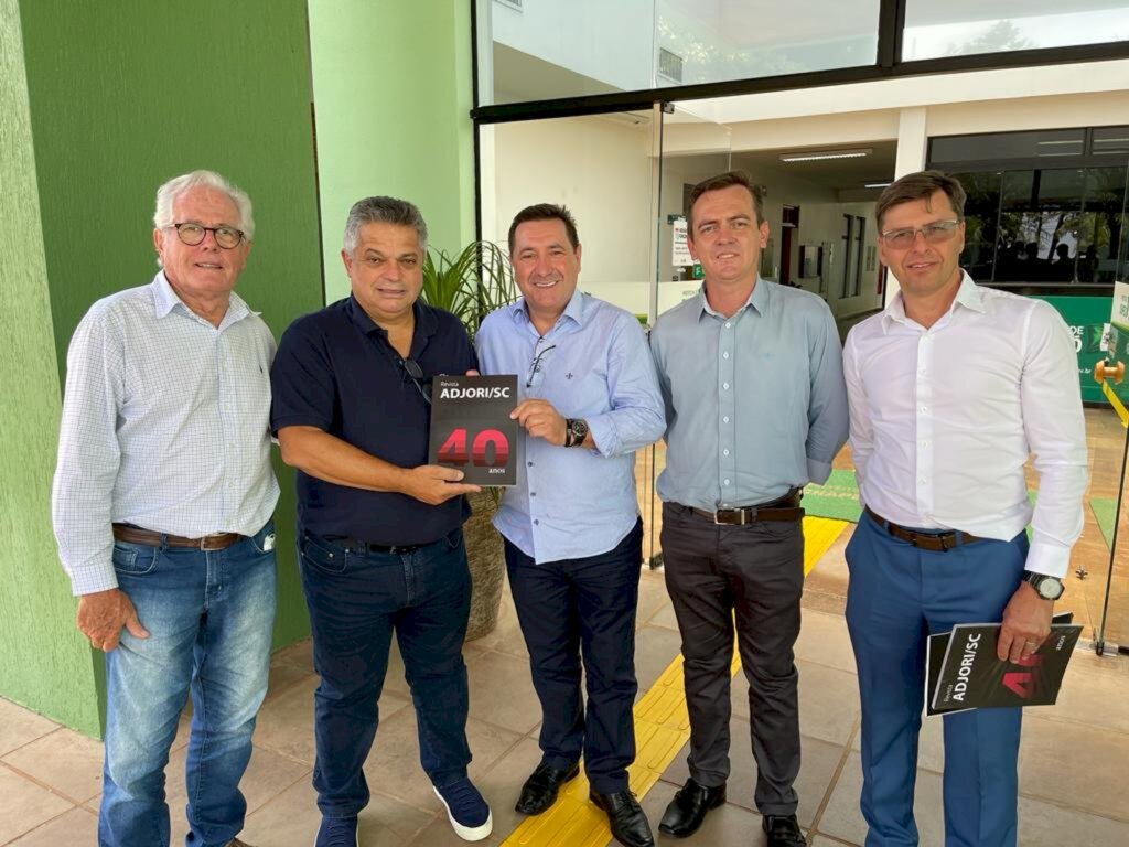 40 anos da Adjori/SC: Prefeitura de Chapecó recebe revista de comemoração