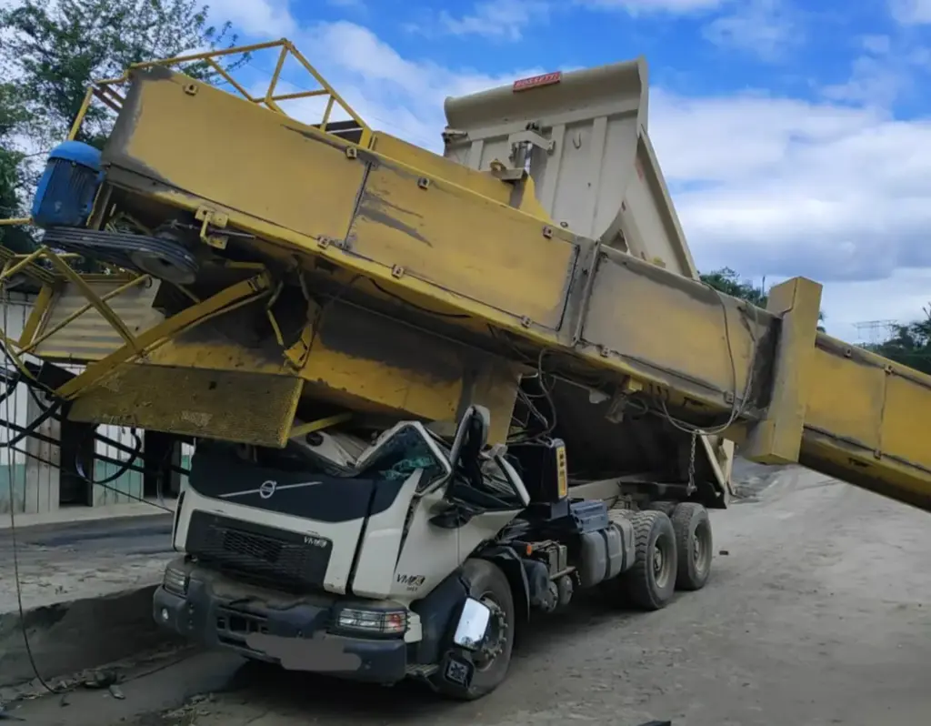 Trabalhador morre esmagado após máquina cair sobre caminhão no Vale do Itajaí