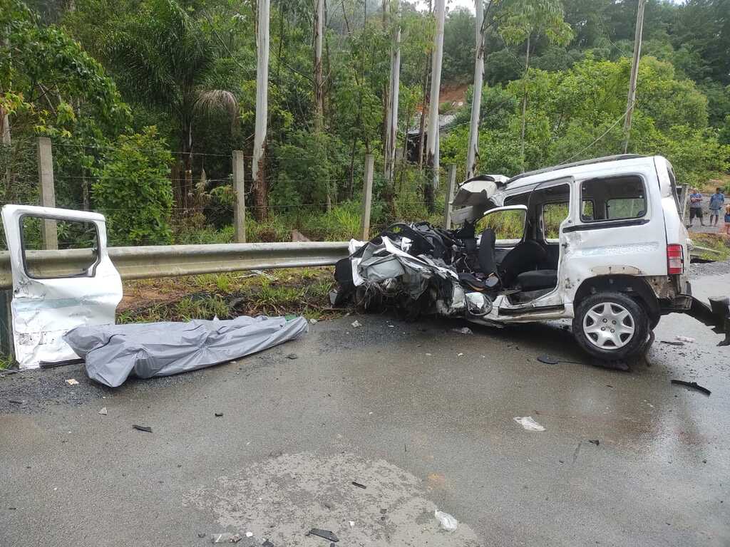 Acidente na SC-350 em Alfredo Wagner deixa um morto e quatro feridos