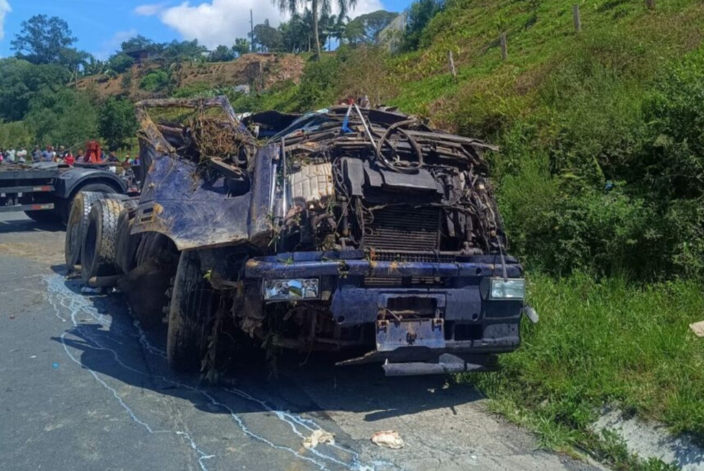 Carreta capota na BR-470 e motorista fica preso nas ferragens em Pouso Redondo