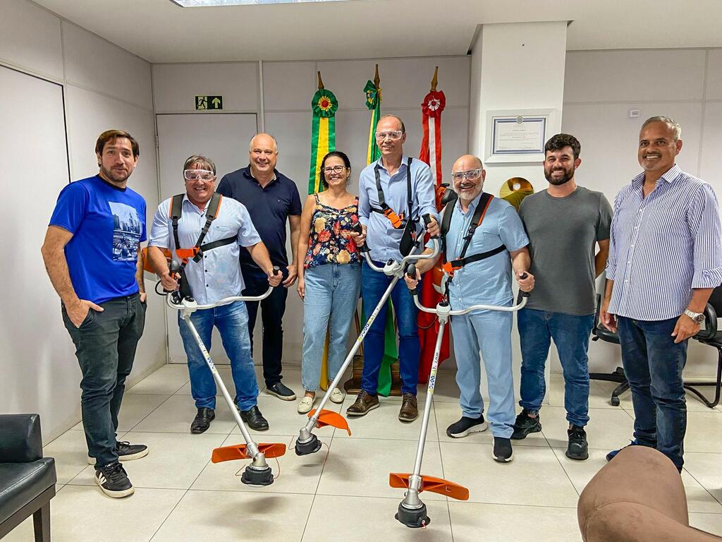 SECRETARIA DE OBRAS DE TORRES RECEBE 10 MÁQUINAS CORTADORAS DE GRAMA DA SECRETARIA DE MEIO AMBIENTE