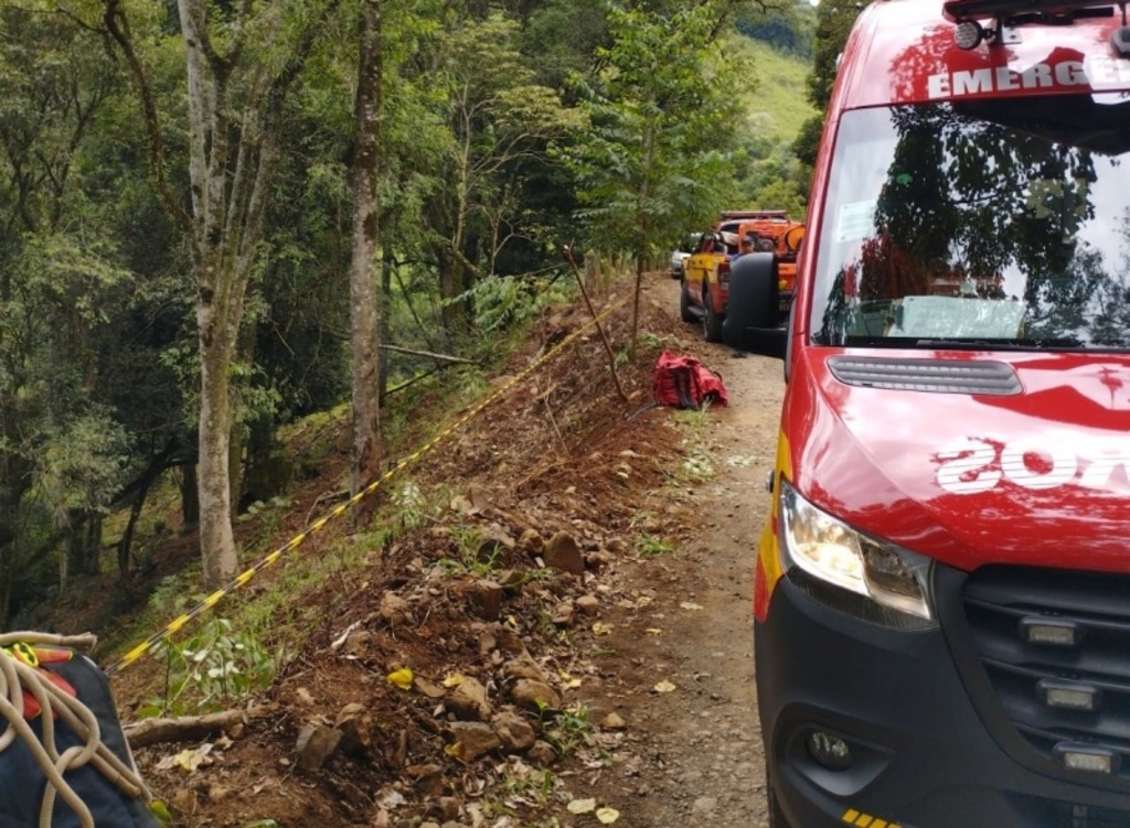 Motorista morre após capotar carro em ribanceira de 50 metros