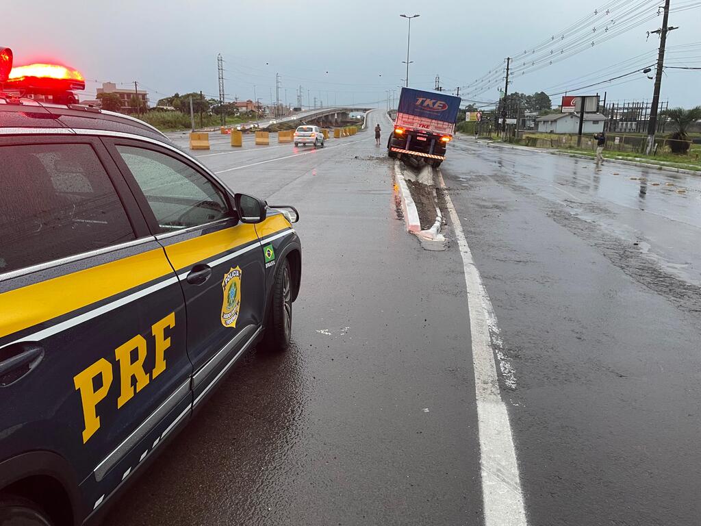 título imagem Carreta carregada com ferro se envolve em acidente na BR-158 em Santa Maria