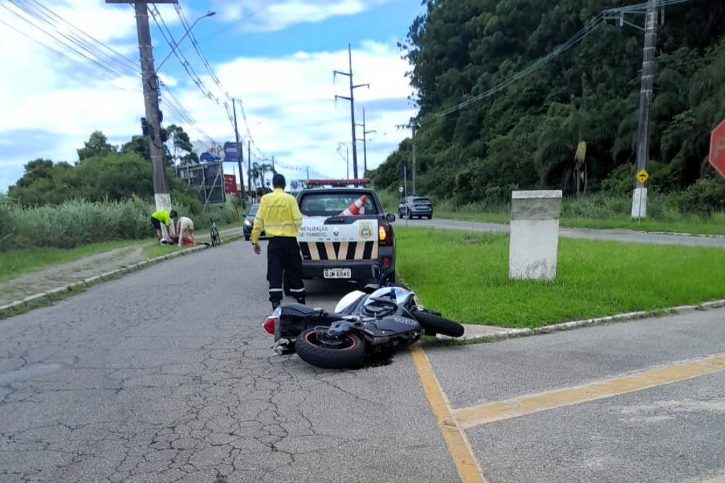  - Homem fica ferido após cair de moto em Imbituba neste domingo (16) - Foto: divulgação