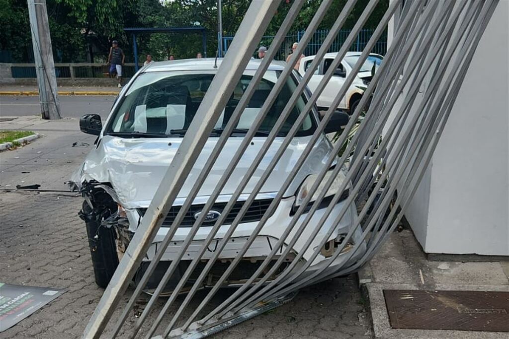 Motorista embriagado colide em carro estacionado, derruba portão e é preso em flagrante em Santa Maria